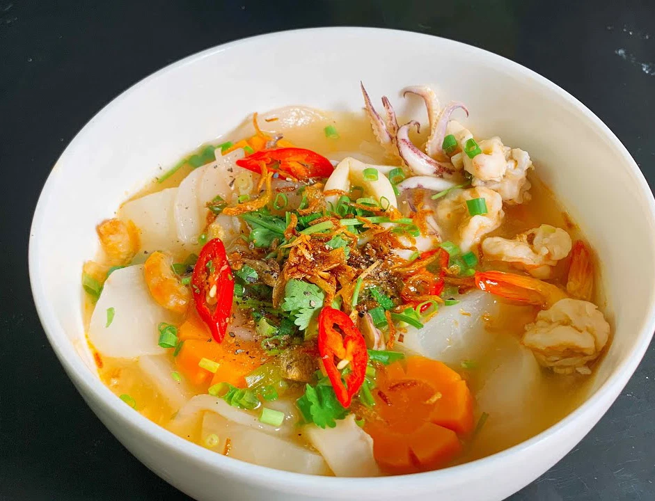 Rich flavor from Sa Giang shrimp puff pastry soup – Sa Giang